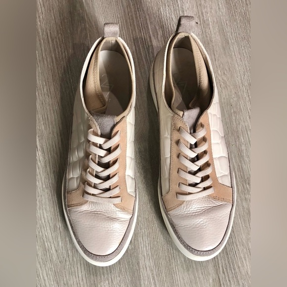 27 EDIT Naturalizer Women's White cream and tan Valarie Slip-on Sneaker size 9 - Picture 2 of 7